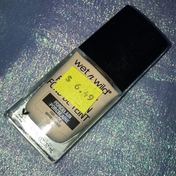 3/$15 wet n wild Photo Focus Matte Foundation - Porcelain (Fair Warm) - Picture 3 of 5
